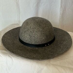 LUCKY BRAND gray 100% Wool hat trimmed in black leather with two gold studs.